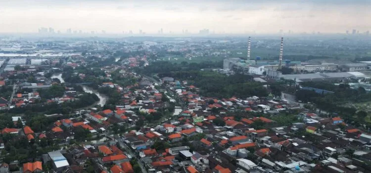 Ilustrasi Lingkungan padat Penduduk dan Kegiatan Industri kerap menjadi penyebab Krisis Lingkungan Air Bersih